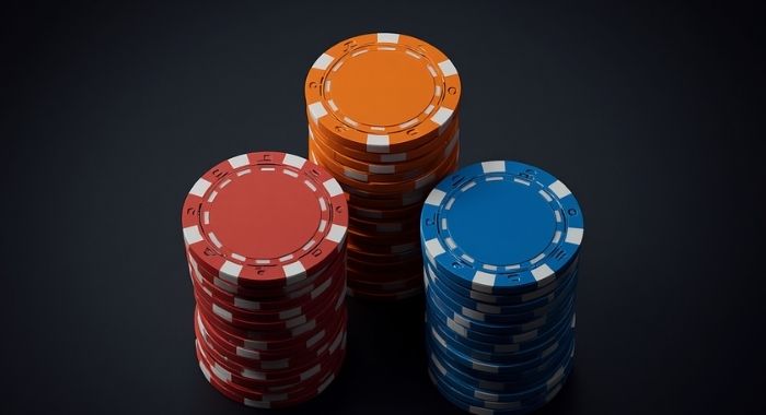 Tre pile di fiches da casinò di altezze diverse — confronto tra sistema Fibonacci, Martingala e D'Alembert