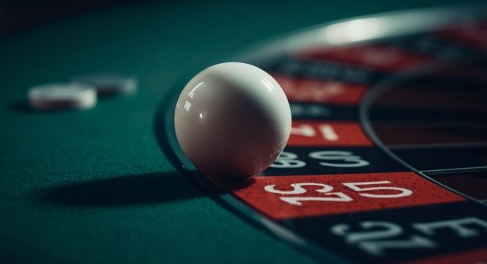 Pallina da roulette ferma su un numero rosso — risultato della simulazione Fibonacci